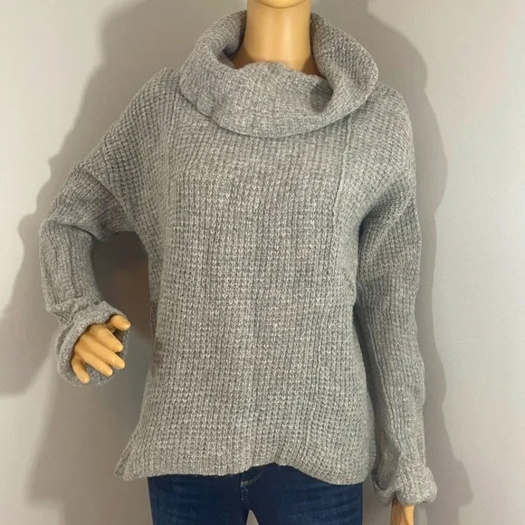 Free People 100% Wool Gray Cowl Neck Sweater Size Small - Picture 3 of 8